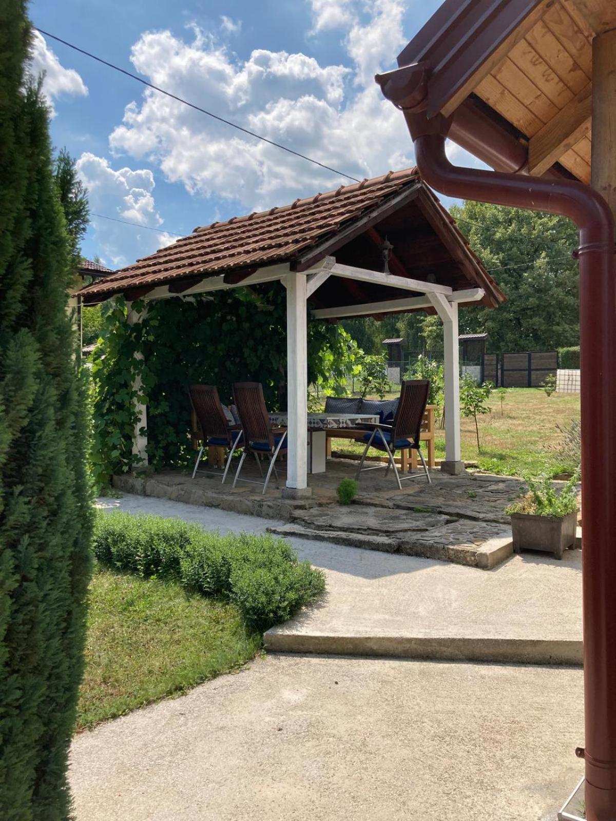 Holiday Home Tunnel Ravne Visoko Kültér fotó